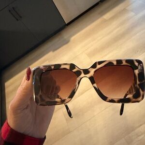 LEOPARD HAT AND SUNGLASSES ENSEMBLE 
CHIC INSTYLE  FASHION STATEMENT